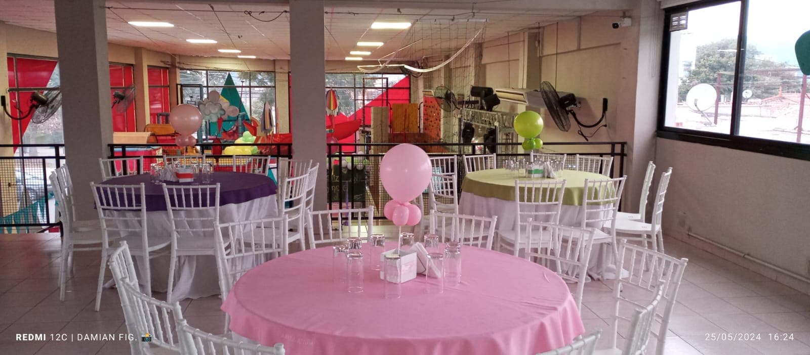Salón infantil Maryland con pelotero, globos, torta y candy bar